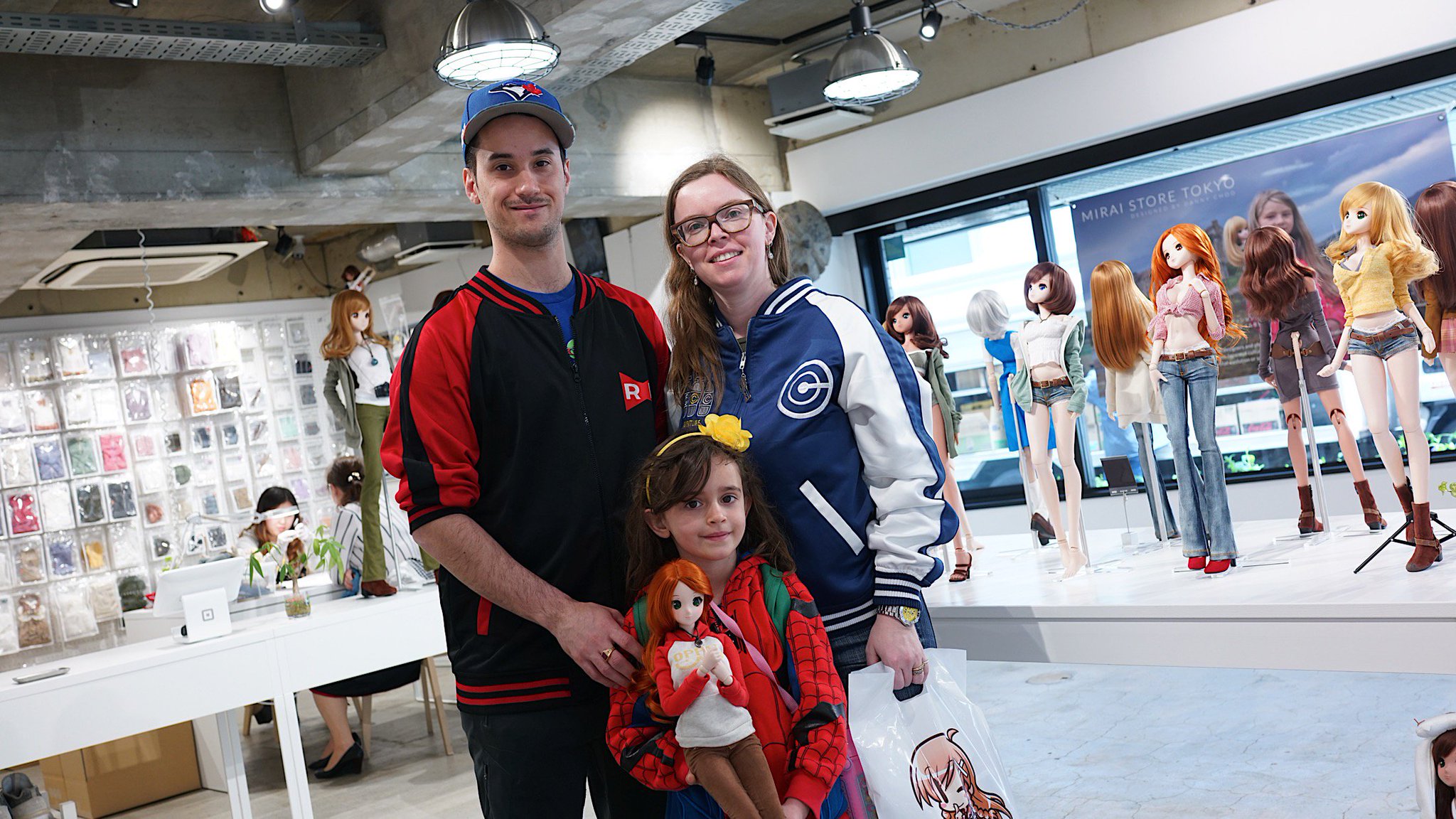 Danny Choo ミライストア にご来店の際は必ず営業時間をチェック 祝日 土曜は休みで 第2と第4日曜 平日は営業しています 週末には日本の方が多く 平日には外国の方が多い 1pm 2pmの