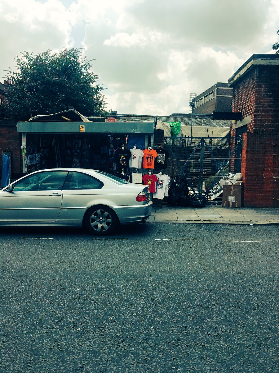 MPSRegentsPark's tweet image. Currently providing some uniformed presence on #BuckStreetNW1 . Only stallholders,tourists and pigeons here. Clear of drug dealers. Two males also moved on from #LockBridge suspected of being involved in drug dealing