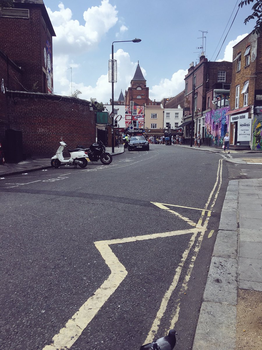MPSRegentsPark's tweet image. Currently providing some uniformed presence on #BuckStreetNW1 . Only stallholders,tourists and pigeons here. Clear of drug dealers. Two males also moved on from #LockBridge suspected of being involved in drug dealing