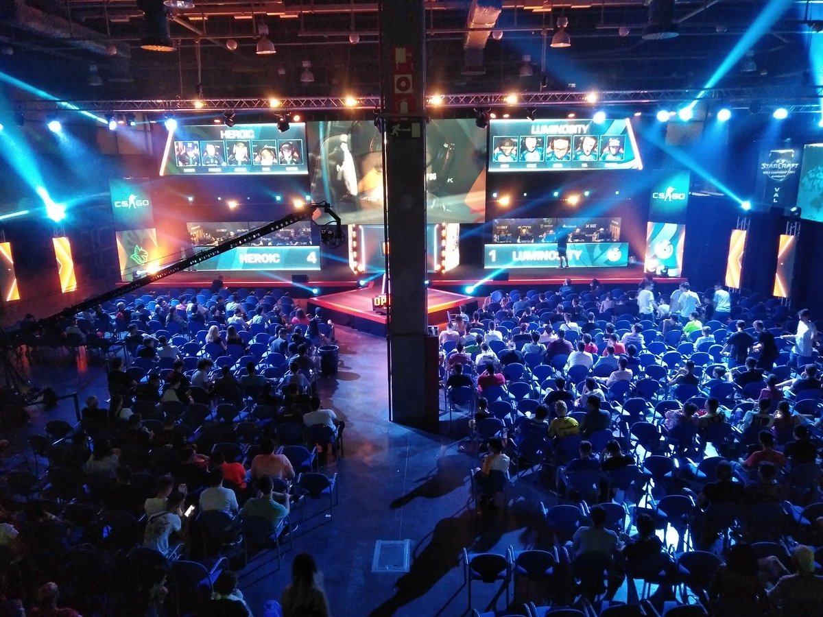wzgamerslab's tweet photo. La competición de CS:GO es todo un clásico que no pasa de moda en #Dreamhackvalencia2018 https://t.co/3F0jZJOvvl