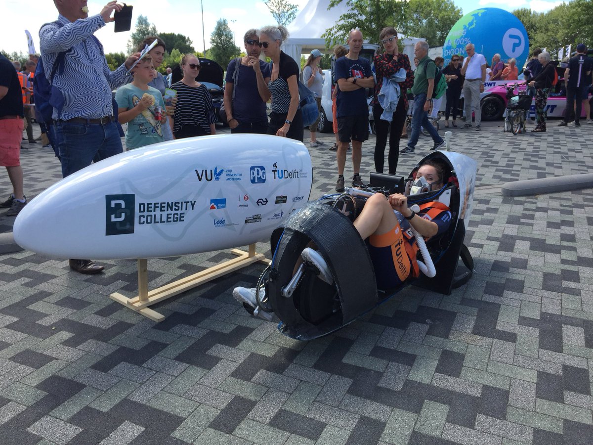 urgenda's tweet photo. Op de finishplek van de duurzaamste parade ooit de meest spectaculaire voertuigen. #elfwegentocht Racewagens op waterstof, zon en ook human power! https://t.co/NdgvUvBnJs