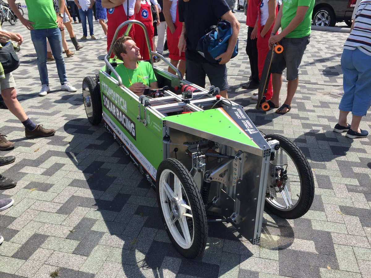 urgenda's tweet photo. Op de finishplek van de duurzaamste parade ooit de meest spectaculaire voertuigen. #elfwegentocht Racewagens op waterstof, zon en ook human power! https://t.co/NdgvUvBnJs