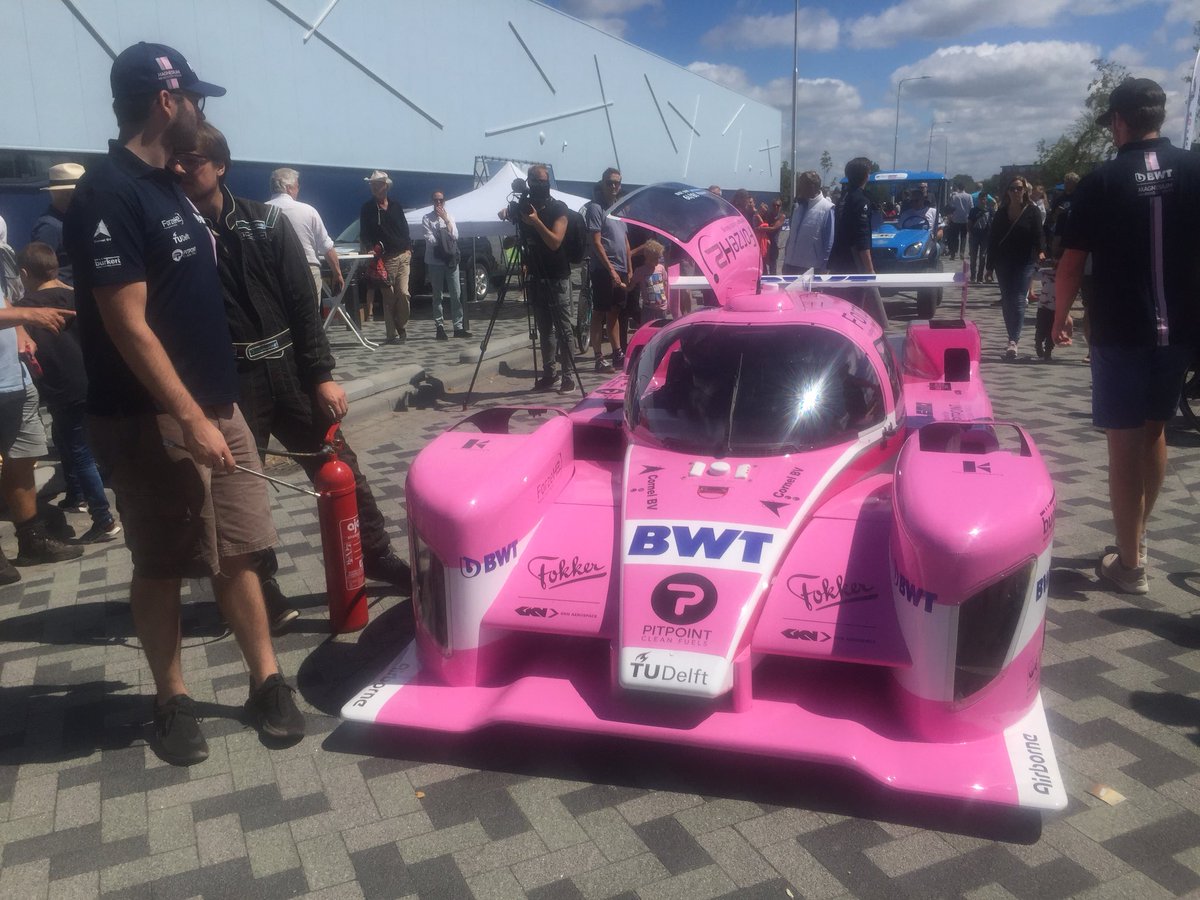 urgenda's tweet photo. Op de finishplek van de duurzaamste parade ooit de meest spectaculaire voertuigen. #elfwegentocht Racewagens op waterstof, zon en ook human power! https://t.co/NdgvUvBnJs