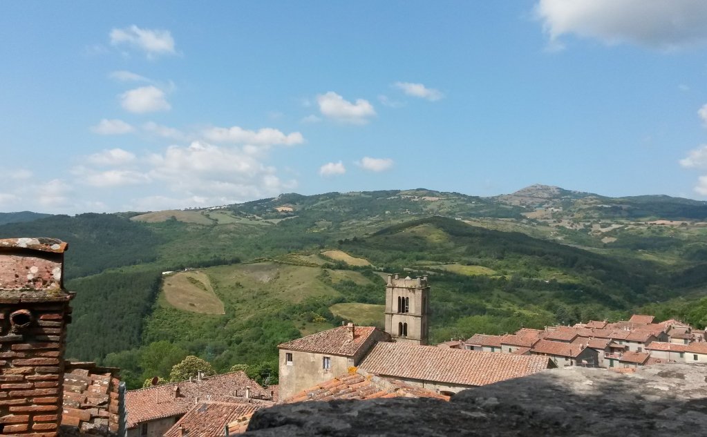 #SantaFiora vista dalla strada che porta alla #Peschiera e alla chiesa di Sant'Agostino. Nel 2017 Santa Fiora ha ottenuto la #BandieraArancione, l'emblema con cui il #TouringClubItaliano certifica i borghi eccellenti dell’entroterra Italiano. valdorciamiata.it