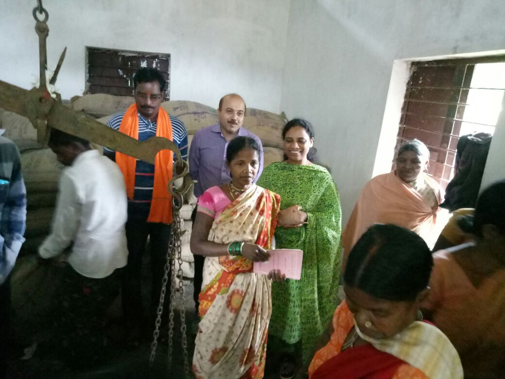 LataUsendi's tweet photo. ग्राम पंचायत माकड़ी के आश्रित ग्राम वनउसरी के ग्रामीणों ने गांव में राशन दुकान ना होने की समस्या से से मुझे अवगत करवाया, जिसके कारण उन्हें 7 से 8 किलोमीटर दूर जाकर राशन लाना पड़ता था. उनकी समस्या का निराकरण करने हेतु आज ग्राम में राशन दुकान का शुभारंभ किया.
#DevelopingBastar https://t.co/NEzrSpr50i