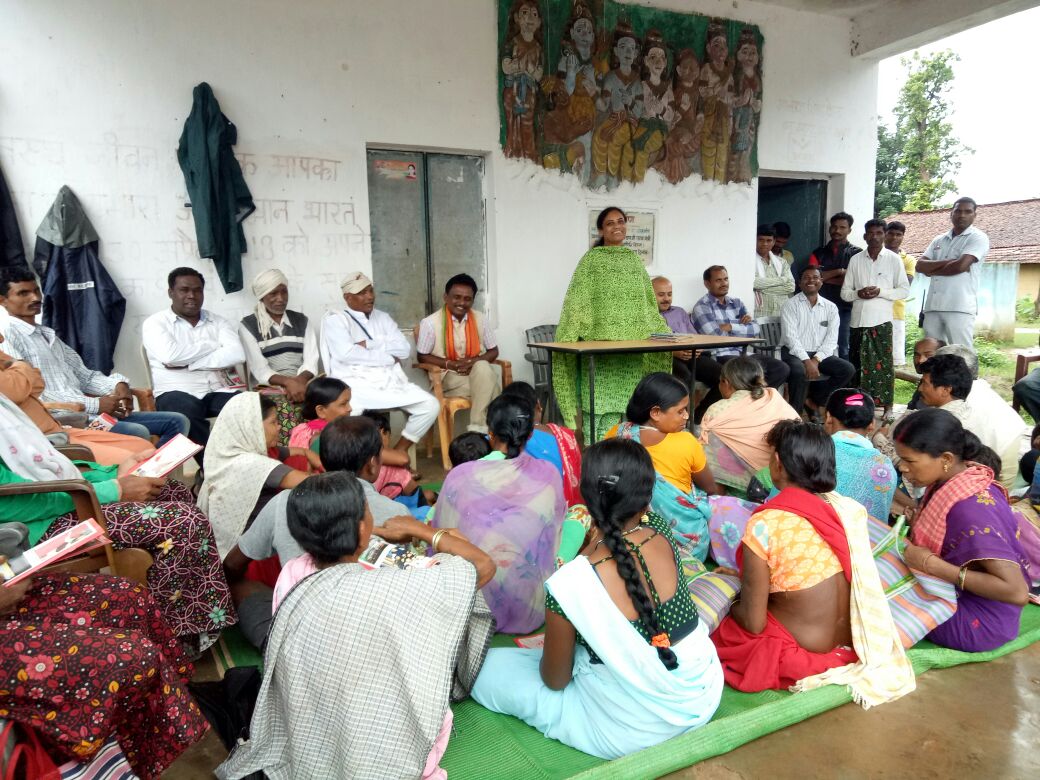 LataUsendi's tweet photo. ग्राम पंचायत माकड़ी के आश्रित ग्राम वनउसरी के ग्रामीणों ने गांव में राशन दुकान ना होने की समस्या से से मुझे अवगत करवाया, जिसके कारण उन्हें 7 से 8 किलोमीटर दूर जाकर राशन लाना पड़ता था. उनकी समस्या का निराकरण करने हेतु आज ग्राम में राशन दुकान का शुभारंभ किया.
#DevelopingBastar https://t.co/NEzrSpr50i