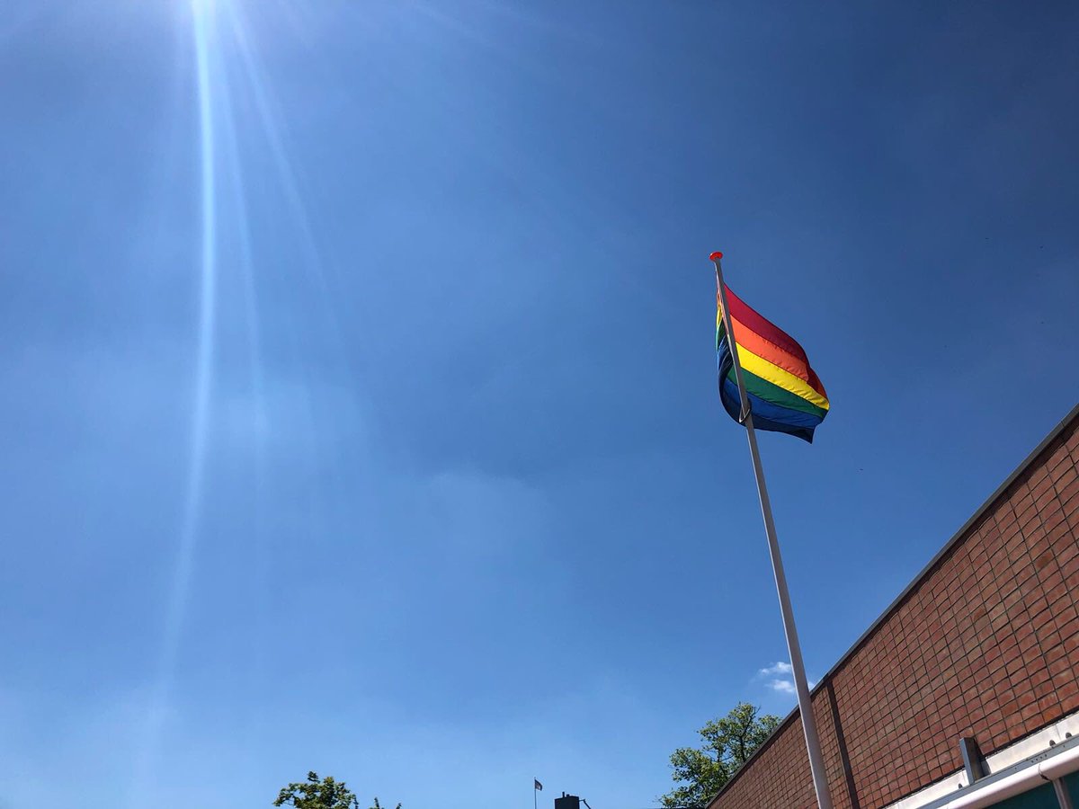 Vandaag hangen verschillende horecagelegenheden de regenboogvlag op om een positief statement naar buiten te brengen, vanwege meerdere incidenten tegen de LHBTIQ+ gemeenschap. Ook op het stadhuis wappert vandaag de regenboogvlag. 🏳‍🌈 #westandtogether
