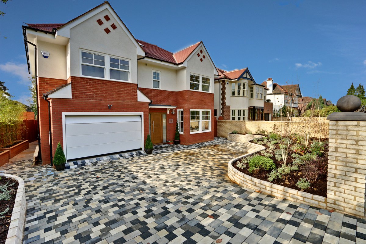JasonOliverProp's tweet photo. FOR SALE-  Newly built 6 bed double fronted detached property. Finished to a very high standard. Located ideally for both tube and overground lines. Close to Cockfosters high street. 

https://t.co/N7QjaQKLIH https://t.co/Pmggjk8QaR
