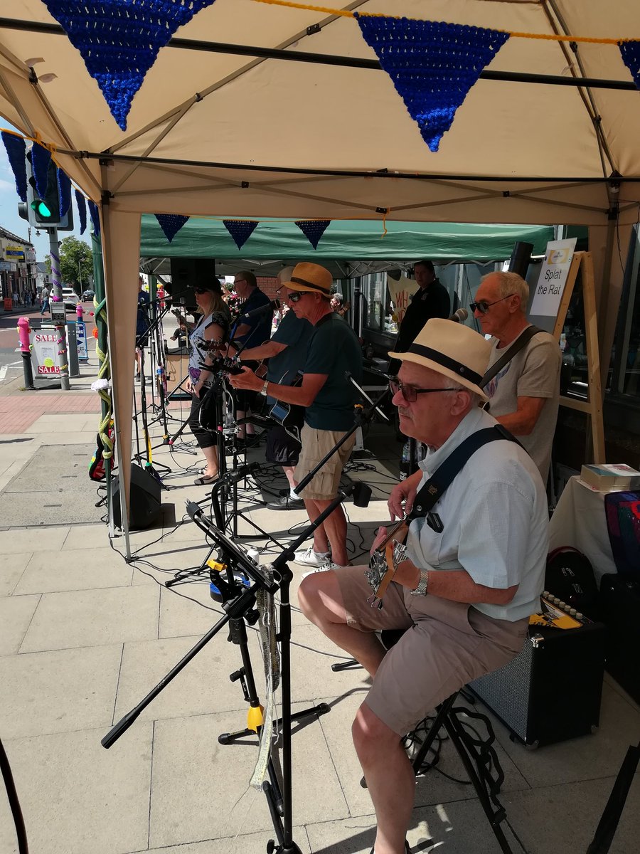 HowfenYarnBomb's tweet photo. @travelinstrings playing now! #westhoughtonyarnbombing https://t.co/sRCpyhReHW