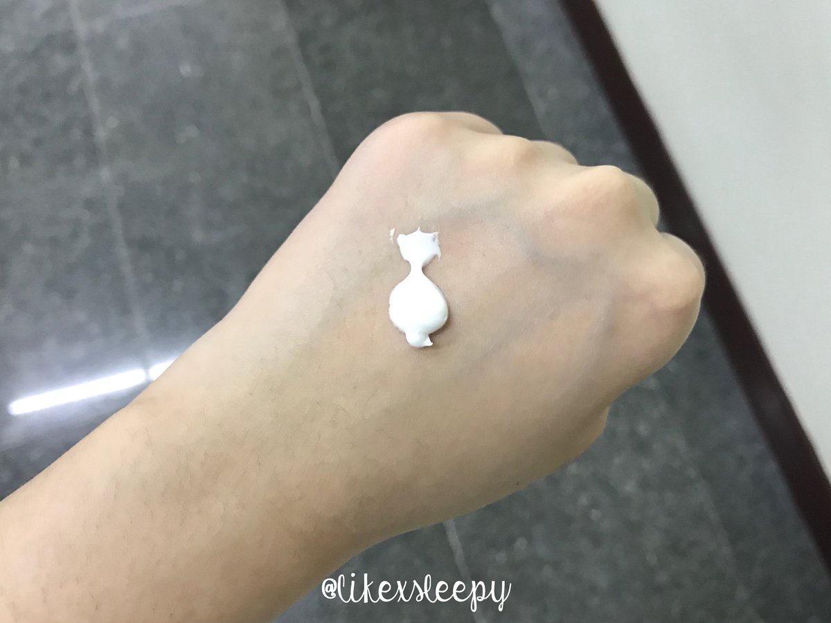likexsleepy's tweet photo. 🕺🏻body booster SPF30/PA+++ ตัวนี้ช่วยในเรื่องกันแดด🌞 พอใช้แล้วทำให้ผิวชุ่มชื้น + ดูมีออร่าแบบไบรท์ขึ้นหน่อย ตัวโลชั่นเกลี่ยง่าย ซึมไว กลิ่นหอมมม✨ ราคาจับต้องได้แน่🙌🏻
#howtoperfect #ไว้รีวิวห้ามขายของโว้ยย #รีวิวหลับปุ๋ย https://t.co/urrYWNsp77