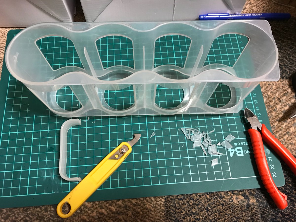 はるけん ダイソーで前に買ってきた冷蔵庫用の缶ストッカーを切ってドリンクホルダー作ったなり W はるけん ダイソーで前に買ってきた冷蔵庫用の缶ストッカーを切ってドリンクホルダー作ったなり W