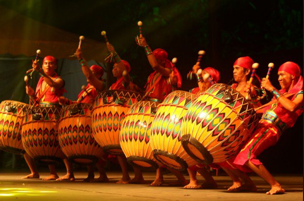 Reko581's tweet photo. Di provinsi Bengkulu terdapat alat musik yang cukup terkenal, yaitu Dol. Alat musik ini berbentuk mirip gendang yang dimainkan dengan cara ditabuh.
#FestivalBumiRafflesia2018 https://t.co/nqQ28E1Z3b