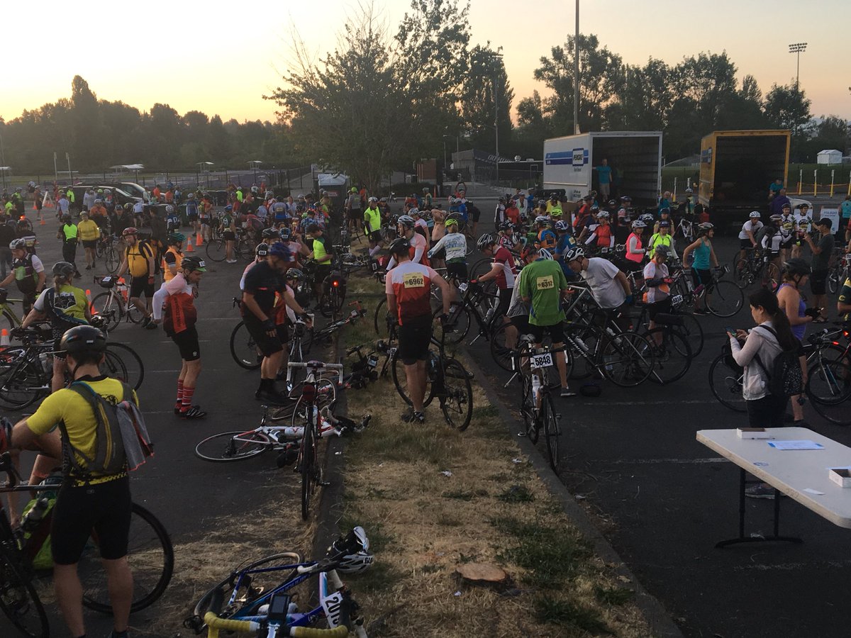 dougdKING5's tweet photo. The masses getting ready to ride! I also love the spandex vs casual rider. Everyone is just here to have a good time regardless of skill or wardrobe level. @CascadeBicycle #RideSTP #SeattletoPortland https://t.co/oE2fOUyX2o