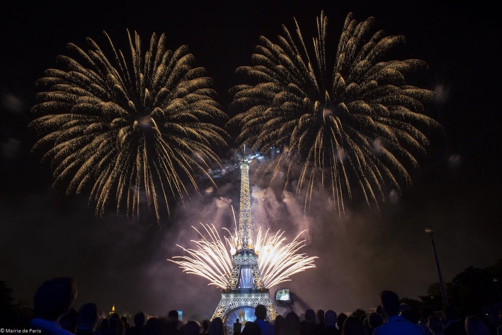 ParisJeTaime's tweet photo. The #BastilleDay firework is a must-see if you're in #Paris today! 🎇 Enjoy a free concert at 9pm on the Champ-de-Mars before the splendid firework display at 11pm ➡ https://t.co/8SZfKQ2avE https://t.co/SU9TEQ5cry