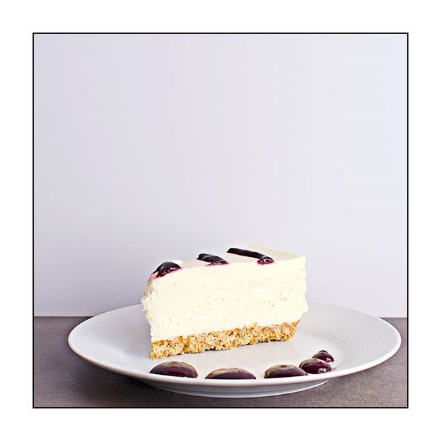 bacheloroftarts's tweet photo. I made a white chocolate and raspberry cheesecake yesterday.  Cheesecake has never been a favourite dessert of mine, however I need to conquer my fears 🤣 #BaTarts
.
.
.
.
.
.
#cheesecake #yummy #instayum #chocolate #sweettooth #eeeeeats #f52grams #fo… https://t.co/Wv20ZzQ3NW https://t.co/3xxi7R9ZFf