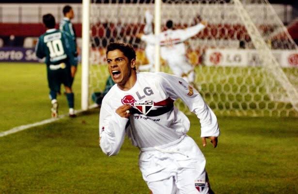 futebolacervo's tweet photo. Há 13 anos o @SaoPauloFC conquistava o tricampeonato da Libertadores. Em sua campanha enfrentou The Stronguest, Universidad de Chile, Quilmes, Palmeiras, Tigres, River Plate e Atlético-PR. Foram 9 vitórias, 4 empates e apenas uma derrota. Qual jogo foi o mais memorável? https://t.co/higD6MC9af