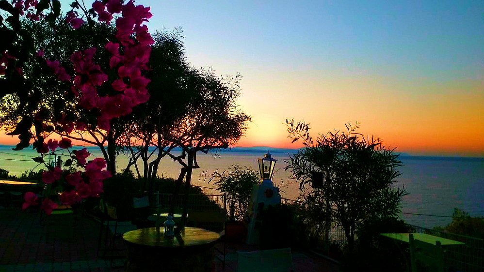 IasmosCafeBar's tweet photo. #IasmosCafeBar #SummerColors #OurView #Chios https://t.co/UcKf8lEZ5N