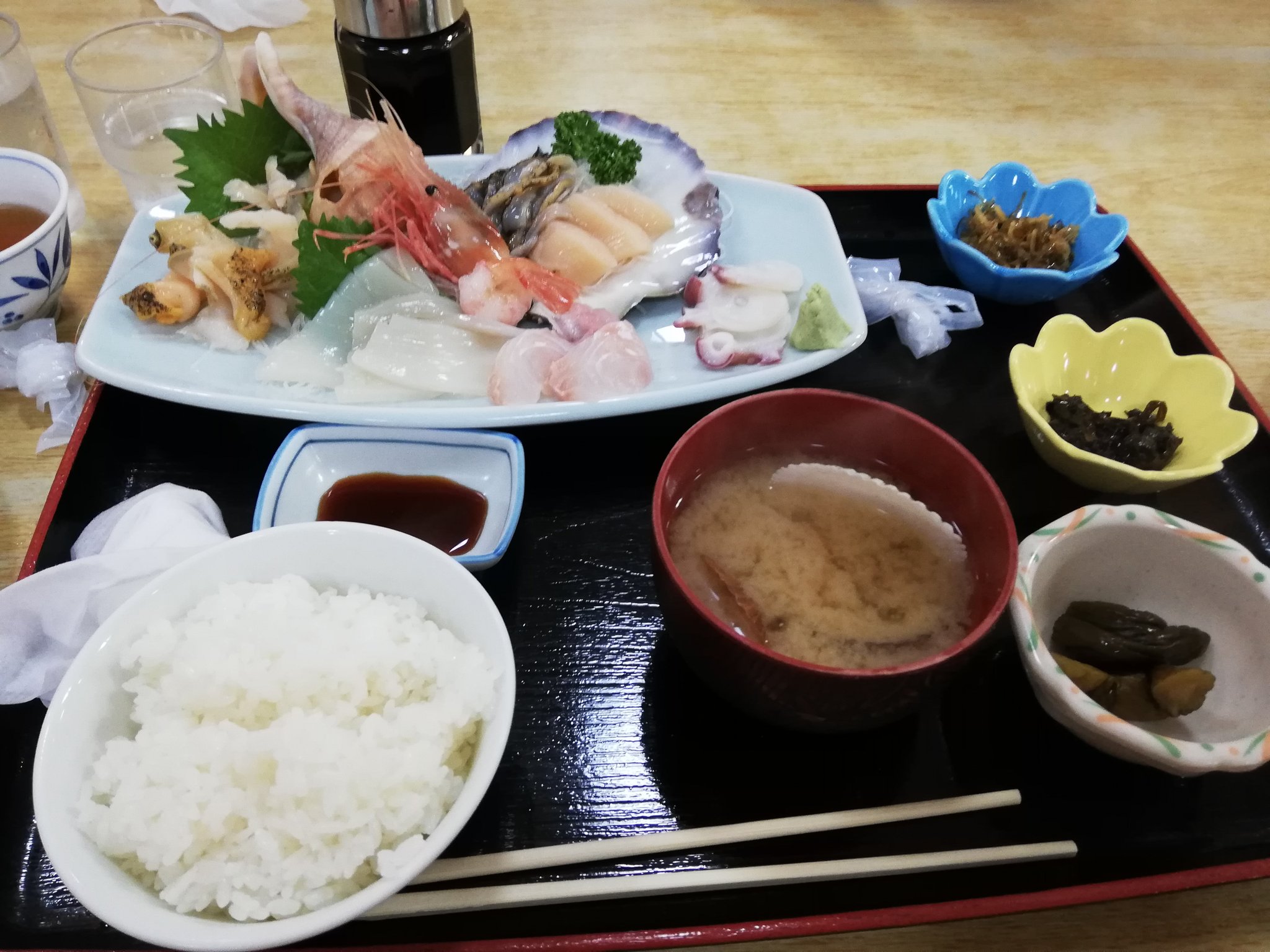 もっつん おいでやす 小樽 こちら刺身定食1998円也 ツブ イカ エビ タコ ホタテ ひも付き ヒラメ エンガワ付き ホタテ稚貝味噌汁 海苔の佃煮 松前漬 漬物 北海道 小樽祝津 もっつん おいでやす 小樽 こちら刺身定食1998円也 ツブ イカ エビ タコ ホタテ ひも付き ヒラメ エンガワ付き ホタテ稚貝味噌汁 海苔の佃煮 松前漬 漬物 北海道 小樽祝津