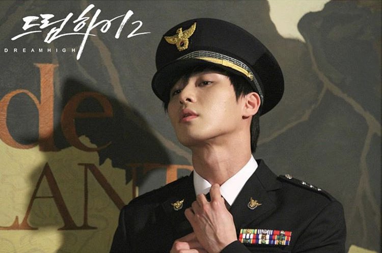 히 카 루 Hikaru とあるシーンで出てくるんですけど似合いすぎてる 見下されてる感じやばい 警察 かな ソジュンくんになら捕まってもいいです 笑 パクソジュン 박서준 ドリームハイ2 T Co Vrrrl9z80z Twitter