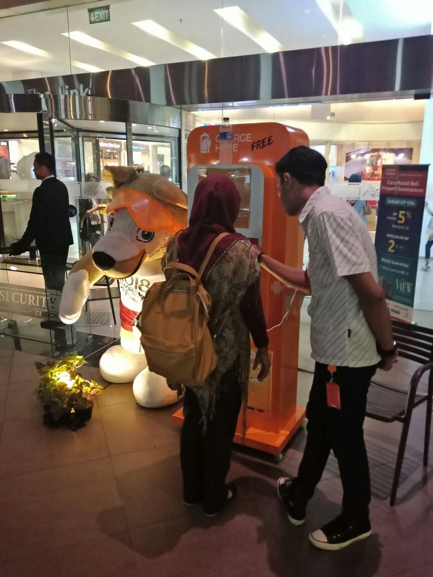 Mallsini_id's tweet photo. Lagi ngemall di SMB smartphone kamu low-batt? Ngecharge di charging station MallSini aja!
#pestabola2018 #pialadunia2018 #serunyapestabola2018 #nontonbola #mallsiniapp #mallsini #ngemallseru #pestabolasmb #smbevent https://t.co/8iPJcuUjrf