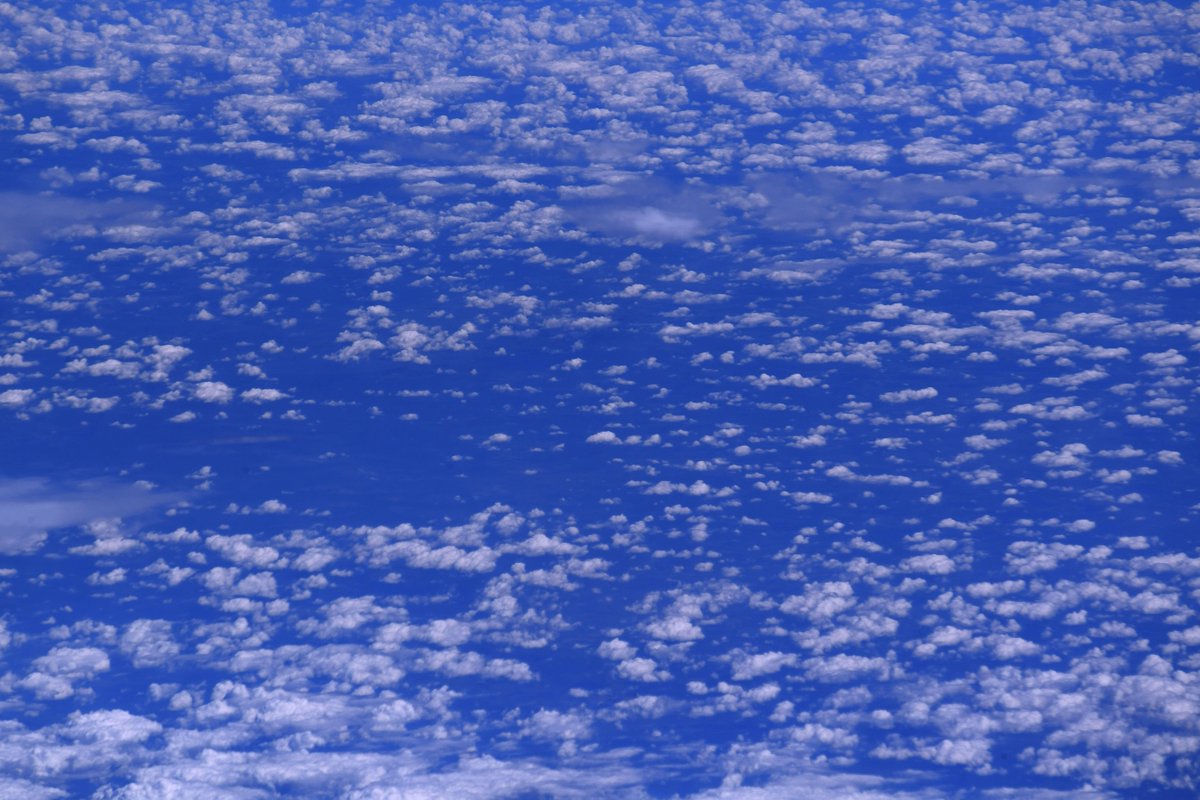 I just love clouds. Nothing but water droplets, and yet so soothingly complex. 
---
Ich liebe Wolken. Nichts als Wassertröpfchen, und doch so beruhigend komplex. #Weather #Horizons