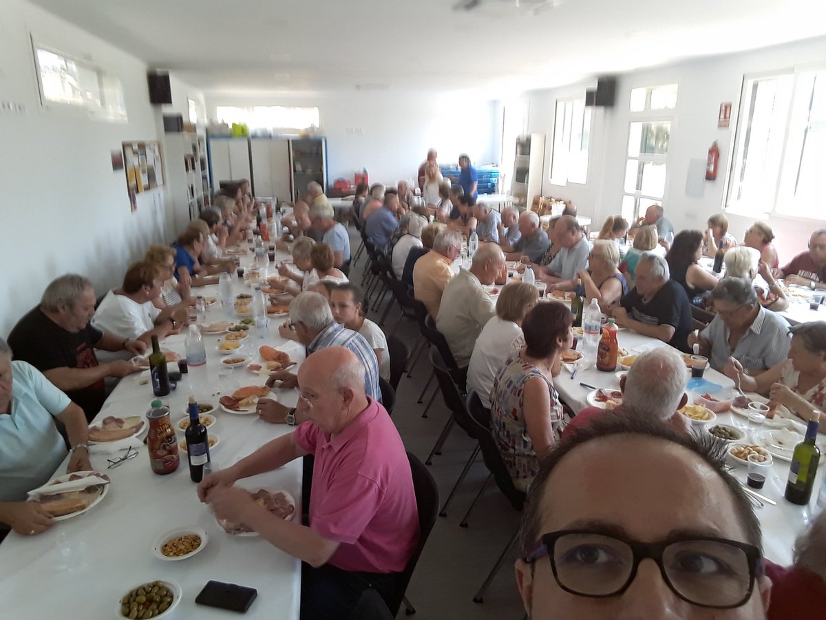 GalvanRafel's tweet photo. Dinar de germanor de l'Associació Gent Gran de Montserrat Parc. Molt bon ambient un any més. Enhorabona organitzadors!!! https://t.co/7DmW1m5gl4