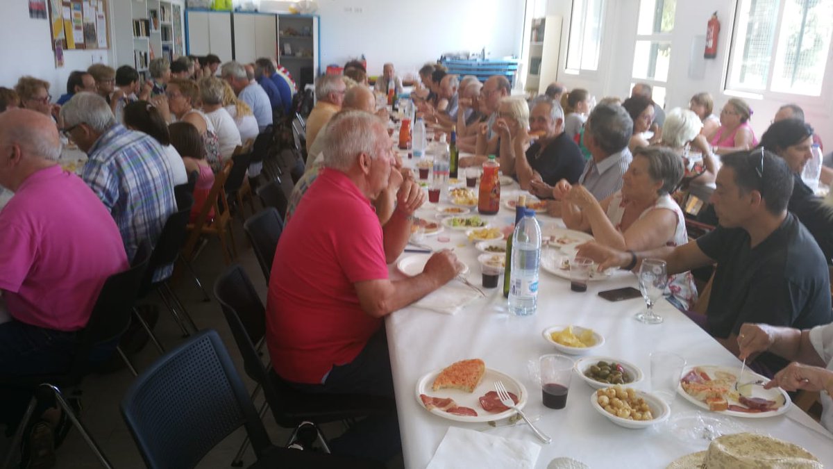GalvanRafel's tweet photo. Dinar de germanor de l'Associació Gent Gran de Montserrat Parc. Molt bon ambient un any més. Enhorabona organitzadors!!! https://t.co/7DmW1m5gl4