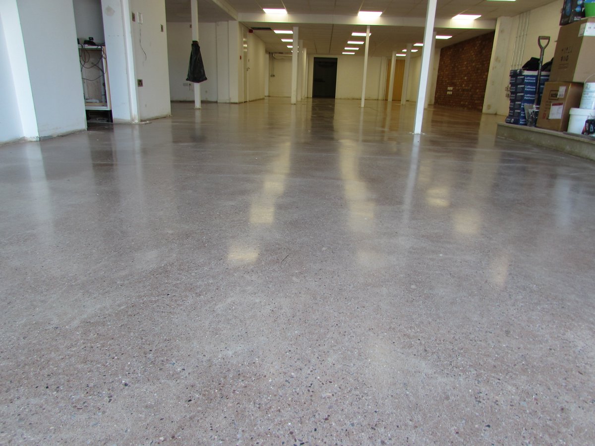 ACSFloorGrind's tweet photo. Before and after 500m2 concrete floor polishing project completed in #Sowton #Exeter. Challenging removal of carpet backing adhesive and paint prior to polishing. https://t.co/zveoMmRLkJ #floor #Grind #carpets #paint https://t.co/q833QOKpjv