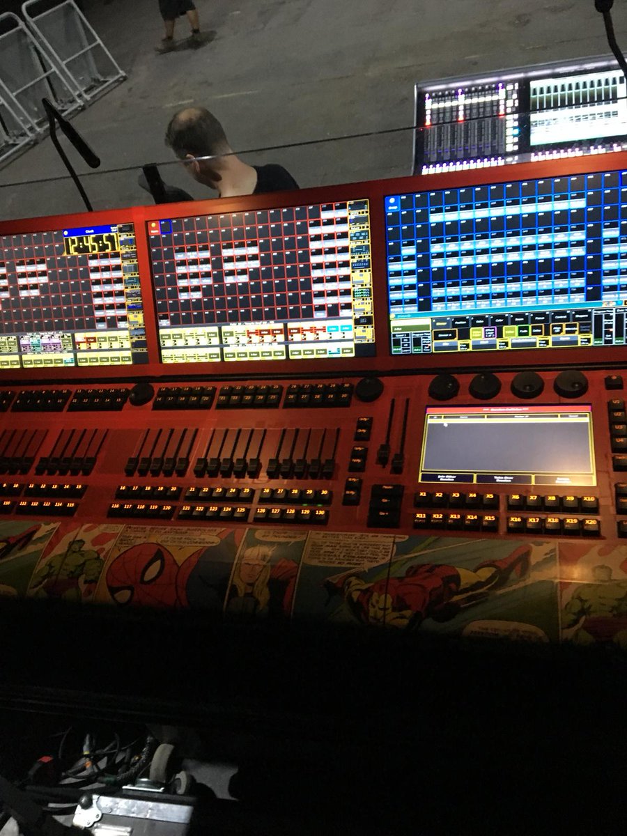 StonexSL's tweet photo. Nos encanta el diseño personalizado de esta @MALighting en la @RazzmatazzClubs durante el concierto de @qotsa 😍 ¡La iluminadora es 👉🏼Gigi Pedron y vais a oír hablar de ella porque su trabajo es magnífico y sus mesas únicas! 💪🏼
#grandMA2 #lighting #controllighting #womenpower https://t.co/xx8bsGQ3IN
