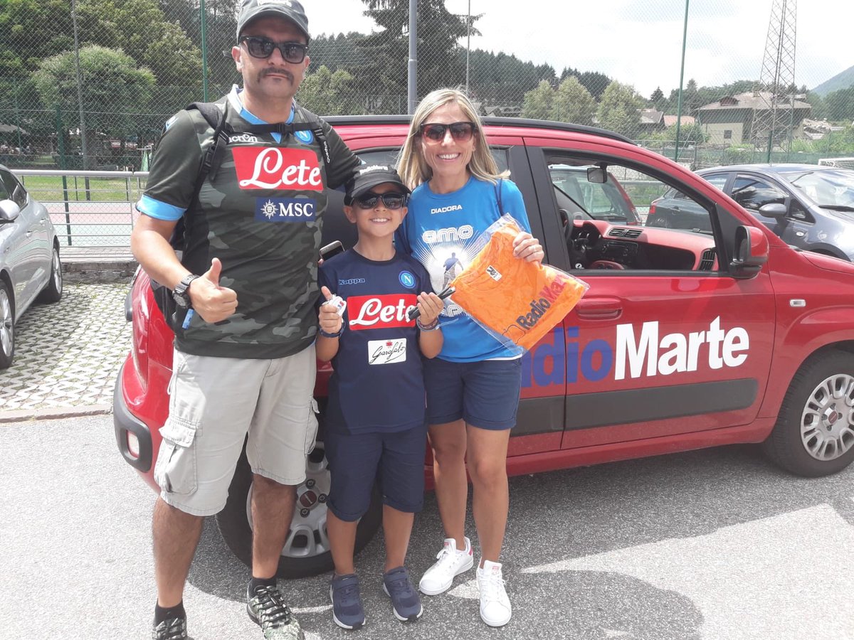 MarteSportLive's tweet photo. Loro lβhanno scovata e si sono portati a casa i gadget targati @radiomarte.
Trovate la nostra macchina anche voi, scattatevi un selfie ed inviatelo al 3396669990.
Verrete contattati per avere i nostri gadget! Stay tunedππ§π€
#Dimaro2018 #Napoli #NapoliGozzano https://t.co/wCuL0ZLbSy