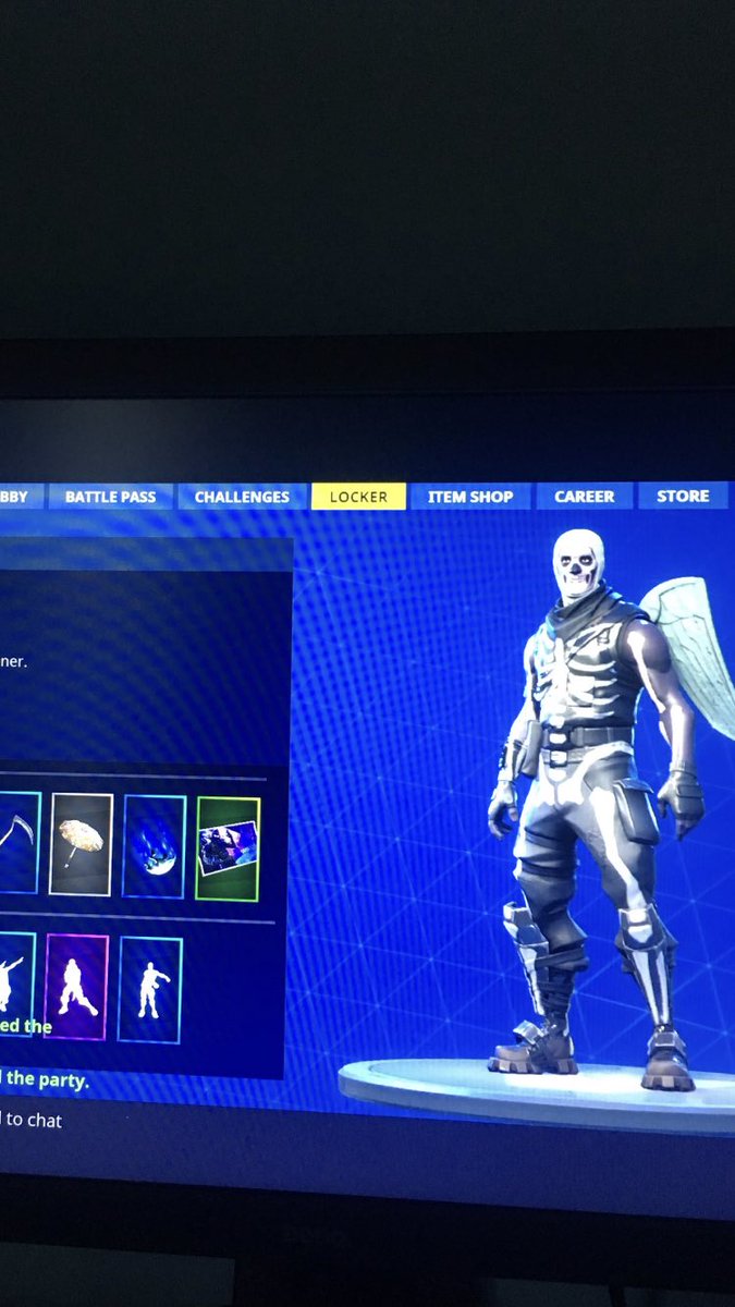 Selling fortnite account with skull trooper black knight and 15+ other skins will trade for account with aerial assault or will sell for 50$ 
🗣Dm Me serious offers only