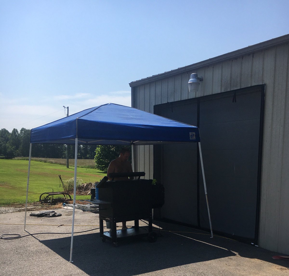 Jsjewell1_s's tweet image. Cheffrey setting up smoke shop! #yodersmoker 😋