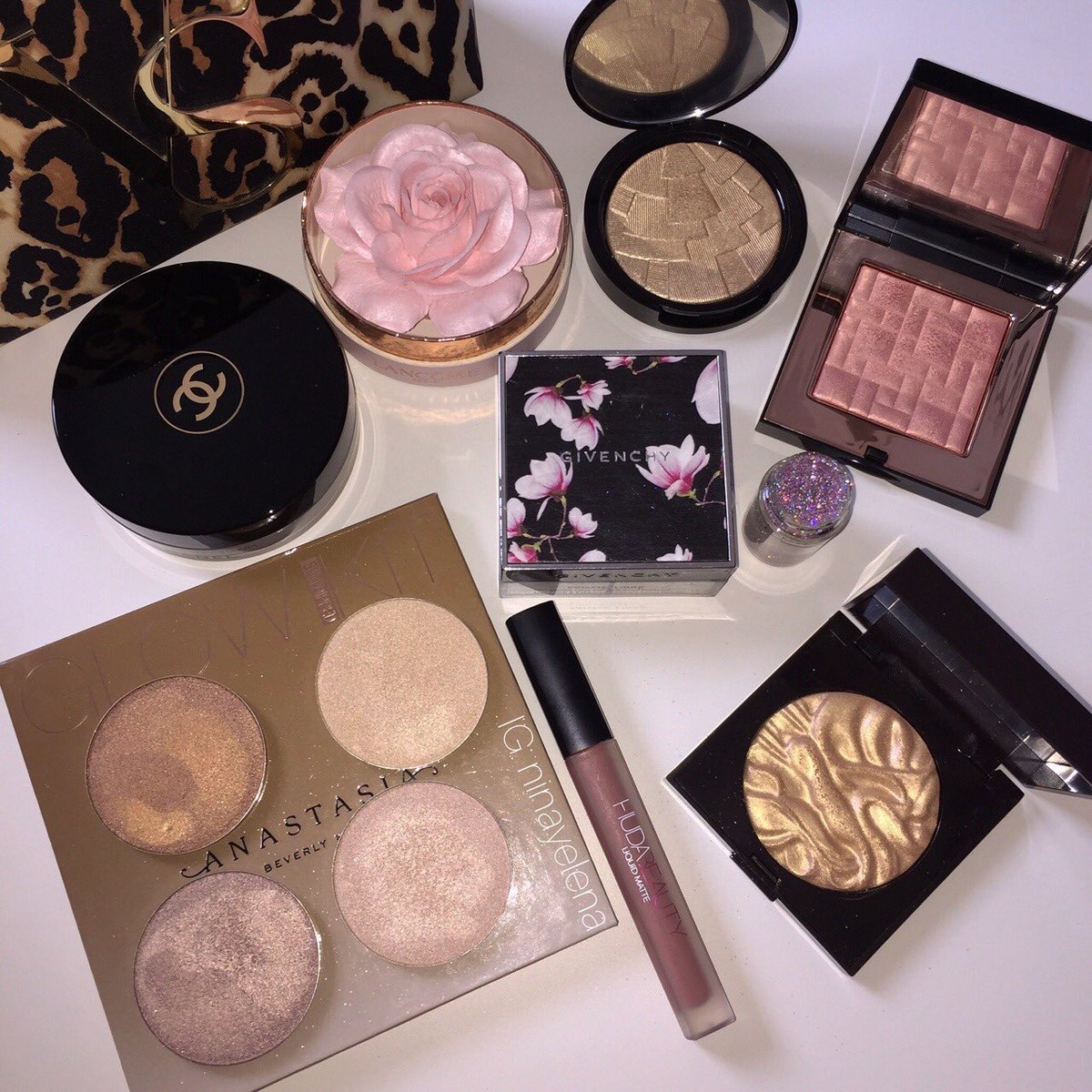 RedStyleShop's tweet image. On t’offre tout ce qu’il y’a sur une des photos. Que choisis-tu ? 💄👄