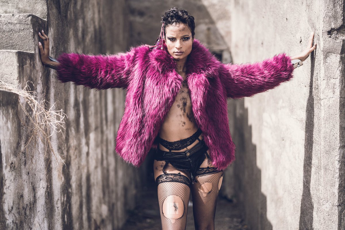 RebLRocR's tweet photo. Styled to ROC🤘🏾⚡️

🐺🌸 WILD BEAUTY 

Model: Kaci Fennell 
Shot by : Corey Mus
Makeup: Sue TheMakeupGirl

#StyledToRoc #StyledByMe https://t.co/JzwteKBtK6