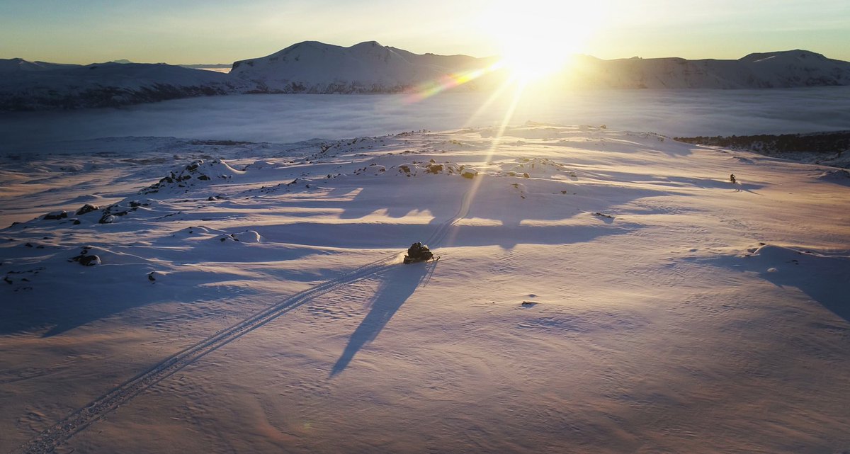 dronefp's tweet photo. Amanece en Copahue, pueblito que en invierno no vive absolutamente nadie, por que la nieve tapa todas las casas https://t.co/pMAWJl2lME