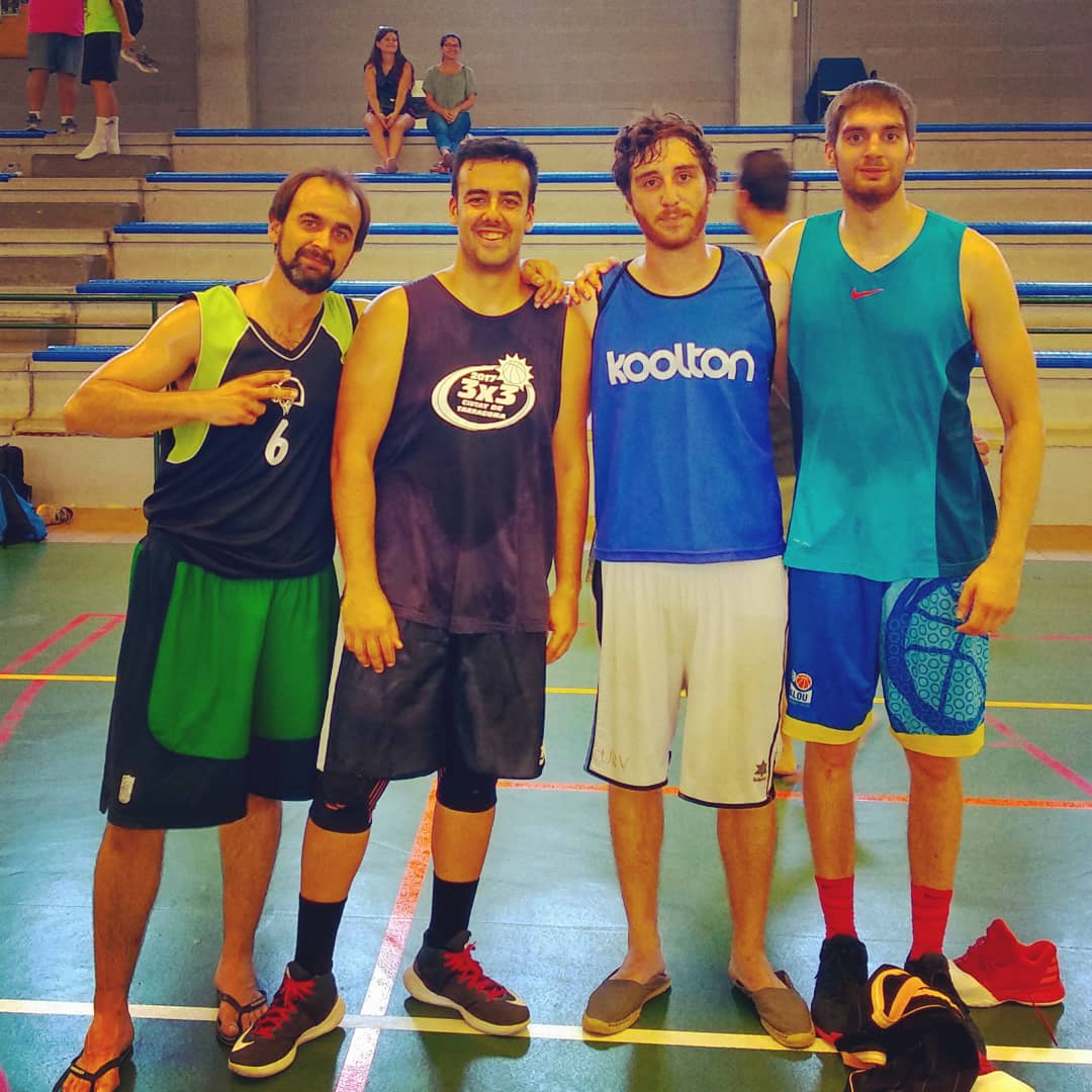 Finalistas en el 3x3 del <a href="/CBSPySP/">CBSPySP</a> #segundones #amigosdecharlie #3x3 #basquet #enmibarrio #casi