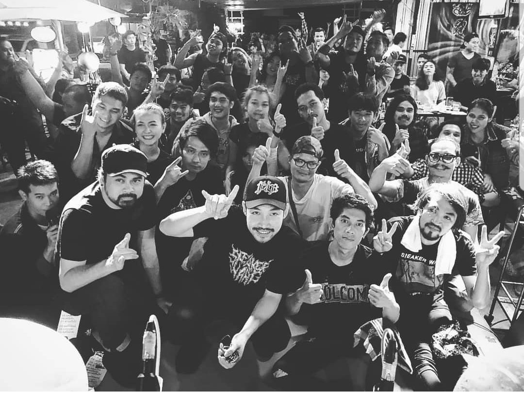 MeRecordsLabel's tweet photo. EBOLA เป็นวงที่เล่นกี่ทีก็มันส์ตลอดจริงๆ ขอบคุณร้าน HANGOVER นครสวรรค์เมื่อคืนครับ 🤘🤘 ภาพจาก Meecrazybear #WeReEbola #EbolaThairockband #Ebolasound https://t.co/LTwkSmNSq2