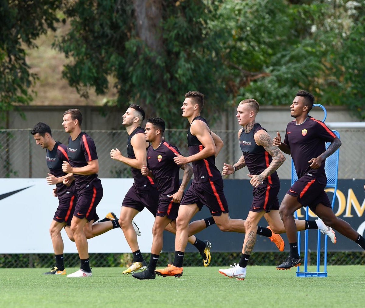 Merijn_Slagter's tweet photo. Als je Justin Kluivert zo ziet meetrainen met AS Roma heb ik eerder het idee dat Make a Wish een kinderwens heeft mogelijk gemaakt, dan dat-ie een volwaardig selectielid is. https://t.co/HjKoVQwUzv