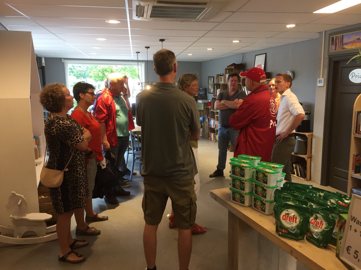 mariettedev's tweet photo. In Sauwerd de coöperatieve dorpswinkel bekeken. En door dorpsbelangen voorgelicht over o. a de ontwikkeling van het terrein Onstaheerd en dorpshuis Ubbegaheem @PvdAHogeland https://t.co/uCztvot58p