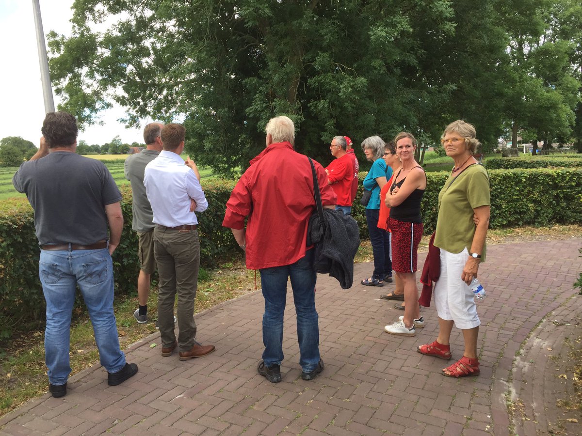 mariettedev's tweet photo. In Sauwerd de coöperatieve dorpswinkel bekeken. En door dorpsbelangen voorgelicht over o. a de ontwikkeling van het terrein Onstaheerd en dorpshuis Ubbegaheem @PvdAHogeland https://t.co/uCztvot58p