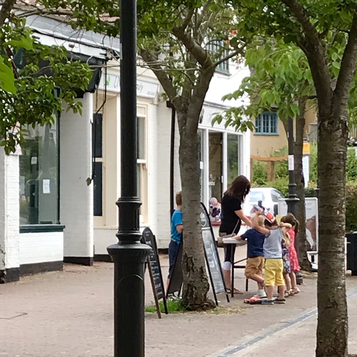 thecupcake_comp's tweet photo. The community jigsaw puzzle table on The Wynd continues to attract passers-by for a bit of impromptu puzzzling!
#letchworth #thewynd https://t.co/r17OfZ1YGi