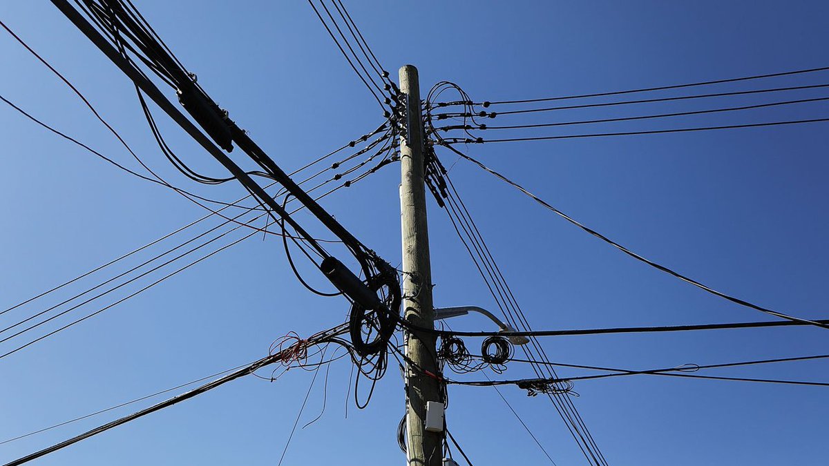 Downed power pole causes outage in downtown Hollywood bit.ly/2miMpFO https://t.co/6lEEbYjJRr