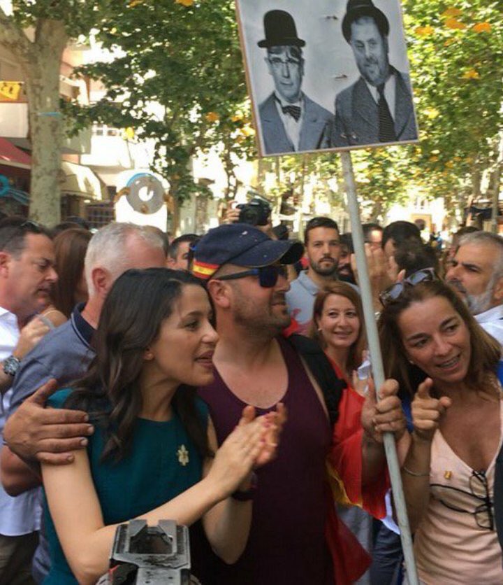 CamellsStEsteve's tweet photo. Un día te estás tocando el culo en mitad de la calle y al día siguiente te estás abrazando a @InesArrimadas y bien contentos los dos. https://t.co/f5htLNXxCJ