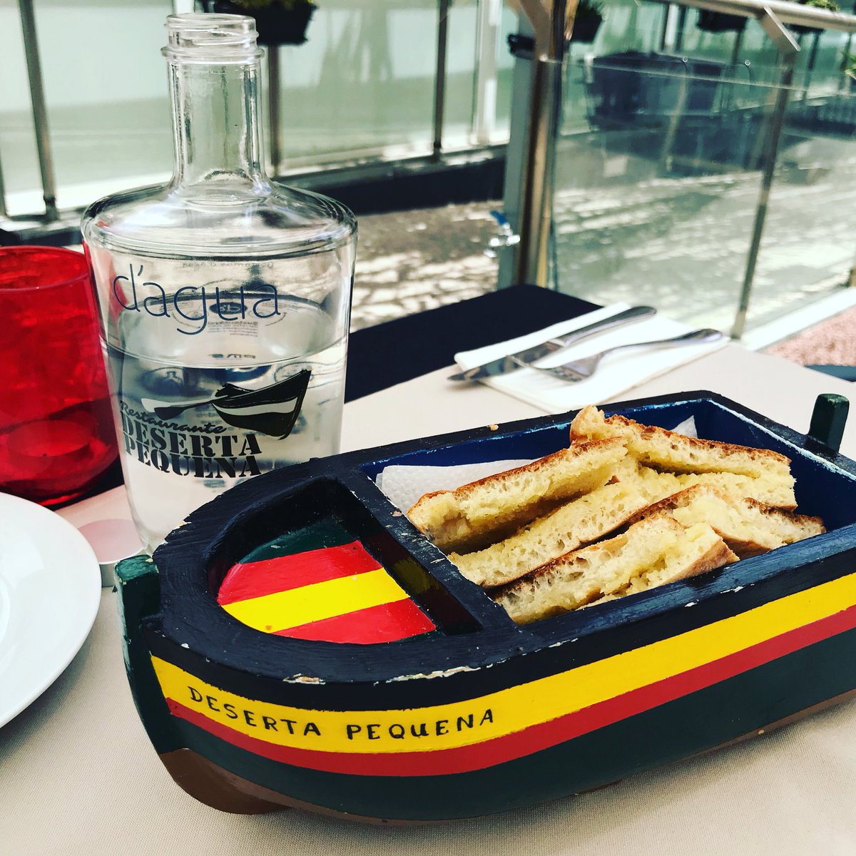Wow, really creative: the #traditional  garlic bread served in a wooden boat😋

#prEATator #eat #eating #food #foodpic #foodblog #foodporn #foodlover #foodblogger #yummie #tasty #tastyfood #fresh #delicious #homemade #camaradelobos #garlicbread #madeira #portugal #garlic