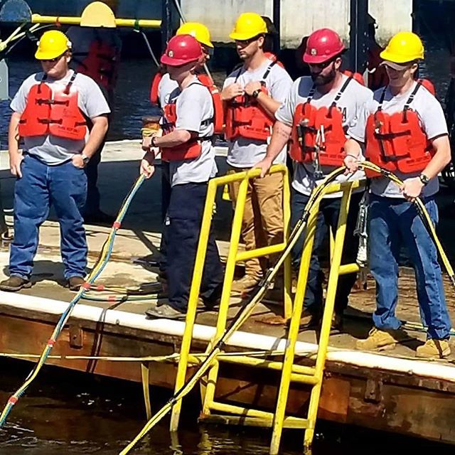 CDAtechnical's tweet photo. Dock life. #cdatech #schoolday #cdiver #tending #commericaldiver #underwaterwelder ##hardhatlife #dirtyhandscleanmoney #tradeschool #travelforwork #divework #cooljob #Jacksonville #florida #CommercialDiving #welding #weldernation #construction #offshorel… https://t.co/TG0JdKWtaw https://t.co/xB3d4zFIGL