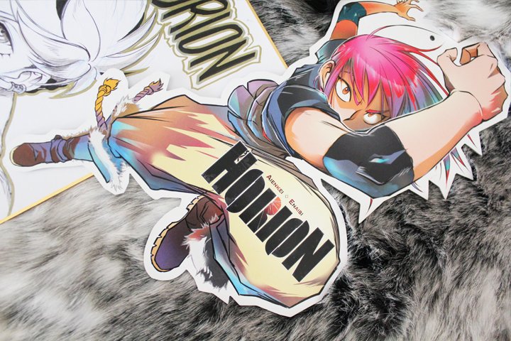 HorionManga's tweet photo. #CONCOURS❗️RT+FOLLOW pour fêter la sortie du tome 02 du manga HORION et remporte un vrai shikishi dédicacé (DESSIN ORIGINAL et PIÈCE UNIQUE !) + 3 supports promo' (RARES !) + un poster (OFFICIEL !) et une casquette (…) https://t.co/0tuBnhuOdy (résultat le mois prochain). https://t.co/aq4oVoMvrp