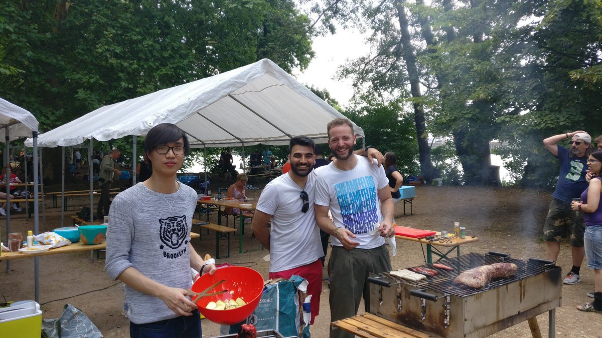 RedReplyDE's tweet photo. Das #RedReplyDE Team feiert zusammen mit #Familie und den Kolleginnen und Kollegen von @Reply_DE zusammen bei bestem Wetter auf dem #LiLu in @Stadt_FFM. Unsere BBQ Masters bieten mit besten Leckereien von #vegan, #vegatarisch bis fleischgenuss https://t.co/JCF7rFC0En