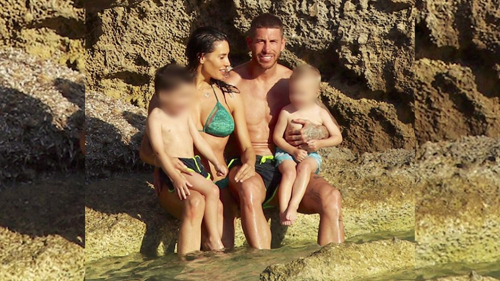 DirectosDA's tweet photo. 📹📹 Pilar Rubio y Sergio Ramos disfrutan de sus vacaciones en familia luciendo cuerpazo 
https://t.co/1hox5FBn63 💖💖 #SalseosDA https://t.co/DNq1OEqbK0