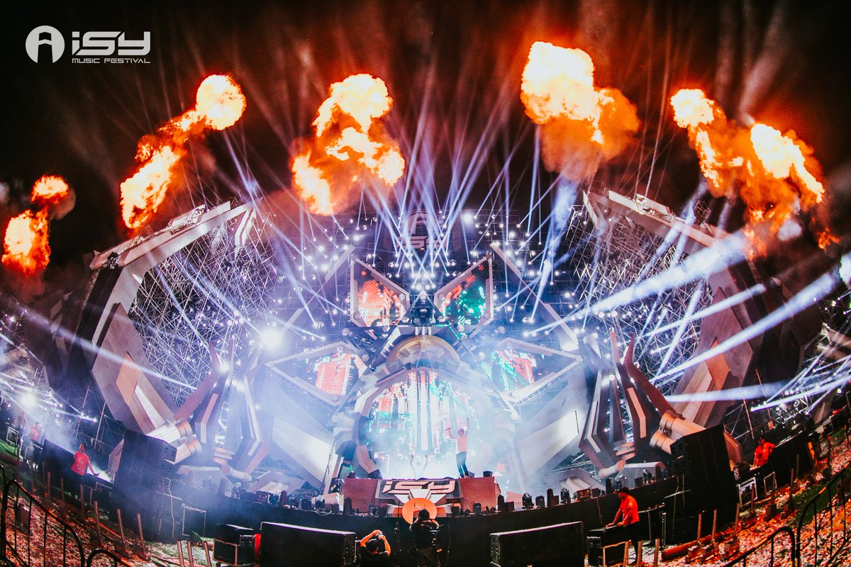This stage, those lights and the music makes me want to stay here forever!