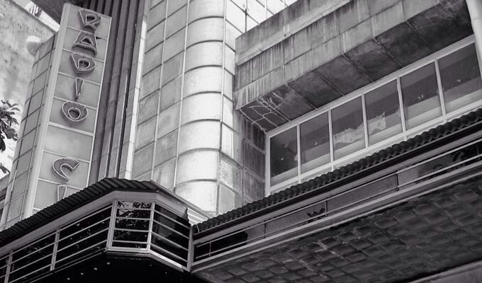 GFdeVenezuela's tweet photo. El diseño del Teatro Radio City, a cargo del Arq. Natalio Yunis, era de estilo Art Déo con elementos pseudomodernistas de los 50s 📷 Caracas Shots https://t.co/wOu3NcH0Kc